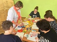 В Ершовском реабилитационном центре на заседании клуба для родителей «Позитивное родительство» осваивали необычные техники рисования