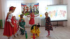 Праздничный концерт с танцами, играми и национальными блюдами провели в детском саду Ершовского района в Год единства народов