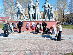 В Ершове юные патриоты провели субботник на привокзальной площади им. Г.К. Жукова