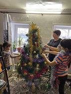 Специалисты Ершовского центра соцобслуживания населения поздравили многодетную семью с праздником