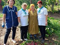 Жителям ершовского села «серебряные» волонтеры помогли собрать урожай