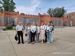 Ершовские волонтёры-десятиклассники провели экскурсию по музею СВО для членов межведомственной комиссии