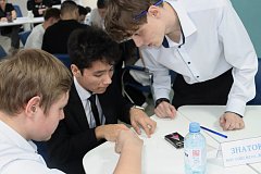 Юные знатоки трех районов встретились в «IT-КУБ.Ершов» на межмуниципальной интеллектуальной игре «Что? Где? Когда?»