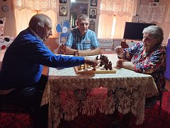 В Ершовском районе прошел шахматный турнир между «серебряными» волонтерами и получателями соцуслуг