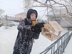В Ершове юные друзья полиции помогают пернатым пережить зиму