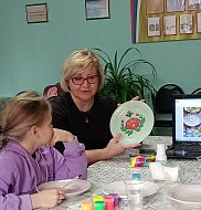 Ершовские подростки попробовали собственноручно расписать керамические тарелки