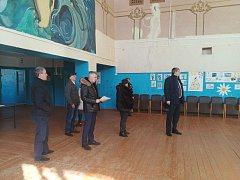 Глава Ершовского района Константин Мызников на месте обсудил планы по ремонту Кушумского СДК