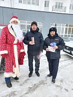 Сотрудники Госавтоинспекции по Ершовскому району присоединились к акции «Полицейский Дед Мороз»