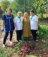 Жителям ершовского села «серебряные» волонтеры помогли собрать урожай