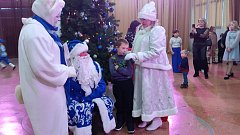 В Ершове детей участников СВО пригласили на новогоднее представление