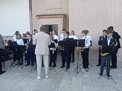 В парке состоялось совместное мероприятие - концерт артистов ДШИ и сеанс одновременной игры в шахматы