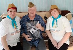 «Серебряные» волонтеры Ершовского района провели праздничную акцию 