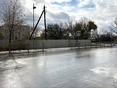 В Ершове возле школы №3 установлены новое ограждение и световой проектор на пешеходный переход