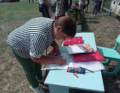 Жители Ершовского района — и дети, и взрослые — написали письма бойцам СВО со словами поддержки