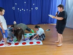 Культработники Ершовского района учат детей играть в «Твистер»