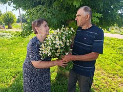 Ершовские соцработники поздравили семейные пары, проживающие в селе Краснянка, с Днем семьи, любви и верности