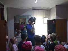 Ершовские сотрудники МЧС провели для воспитанников детского сада урок безопасности