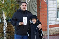 В Ершове дети поздравили пап с Днем отца