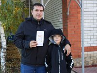 В Ершове дети поздравили пап с Днем отца