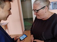 Волонтеры помогают ершовцам принять участие в онлайн-голосовании