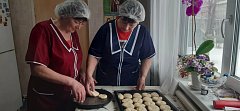 «Посылки добра» для бойцов СВО подготовили  соцработники из ершовского села
