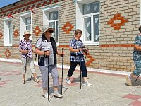 Ершовские сельчанки уверенной скандинавской ходьбой идут к здоровью и долголетию