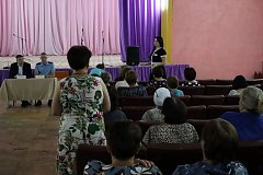 Глава Ершовского района провел встречу с жителями села Рефлектор