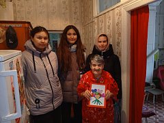 Школьники поздравили ершовских бабушек с Днем матери