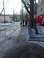 В Ершове тротуары обрабатывают противогололедной смесью