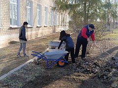 В рамках общеобластного субботника коллектив Ершовского агролицея навел порядок на двух площадках