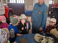 Ершовские дошколята на экскурсии ощутили себя бесстрашными пожарными