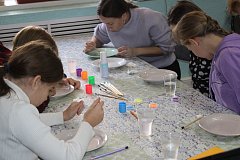 Ершовские подростки попробовали собственноручно расписать керамические тарелки