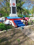 Благоустройство памятных мест: «серебряные» волонтеры Ершовского района провели акцию «Чистый обелиск»