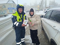 Ершовских автоледи поздравили с наступающим праздником