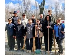В единстве поколений: ершовские школьники и сельчане привели в порядок памятник воинам ВОВ