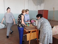 В выходной ершовские женщины изготавливают блиндажные свечи