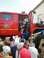 Ершовским дошкольникам на практике показали, как вести себя во время эвакуации при пожаре