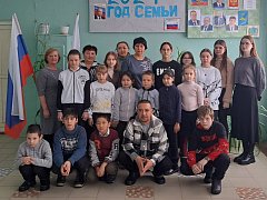 Во время краткосрочного отпуска боец СВО из Ершовского района встретился со школьниками