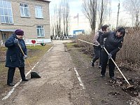 Студенты и преподаватели Ершовского агропромышленного лицея провели субботник, а потом дружно пили чай