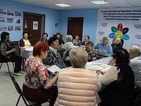 На музыкальных посиделках ершовцы под баян пели песни для души