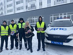 В Ершове прошла акция «Цветы для автоледи!»