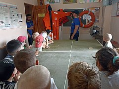 Ершовские сотрудники МЧС провели для воспитанников детского сада урок безопасности