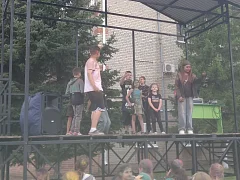 Фестиваль красок раскрасил площадь Ершова