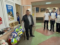 Николай Панков подарил ершовским школьникам спортивный инвентарь