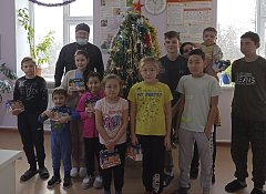 Настоятель ершовского Храма навестил маленьких пациентов ЦРБ