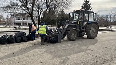 На центральной площади Ершова сегодня прошел субботник