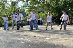 В одном из дворов Ершова артисты РДК устроили настоящий праздник для взрослых и детей