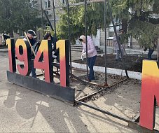 На центральной площади Ершова сегодня прошел субботник