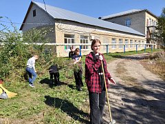 Коллектив ершовской школы дружно вышел на субботник