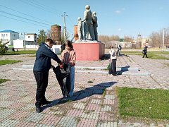 В Ершове юные патриоты провели субботник на привокзальной площади им. Г.К. Жукова